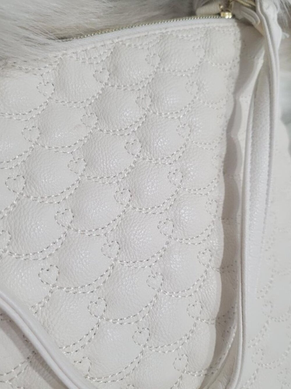P1474-NWOT Betsey Johnson White Quilted Hearts bag with Crystal Key Charm - Picture 4 of 5